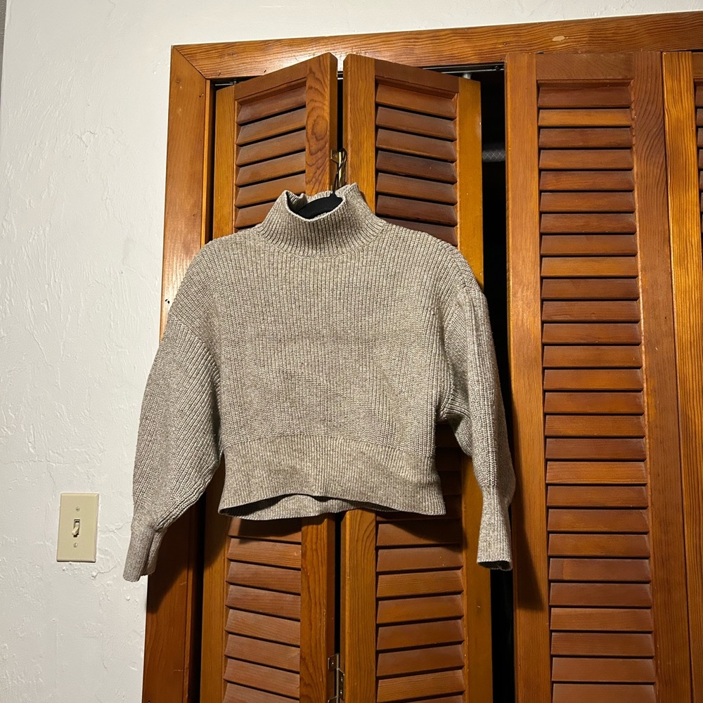 Tan mock neck & cropped sweater - Abercrombie